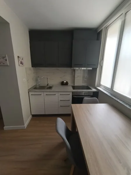 Tirane, jepet me qera apartament 2+1 Kati 1, 75 m² 900 € (blloku)