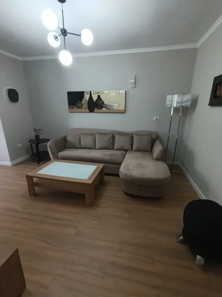 Tirane, jepet me qera apartament 2+1 Kati 1, 75 m² 900 € (blloku)