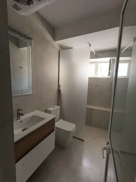 Tirane, jepet me qera apartament 2+1 Kati 1, 75 m² 900 € (blloku)