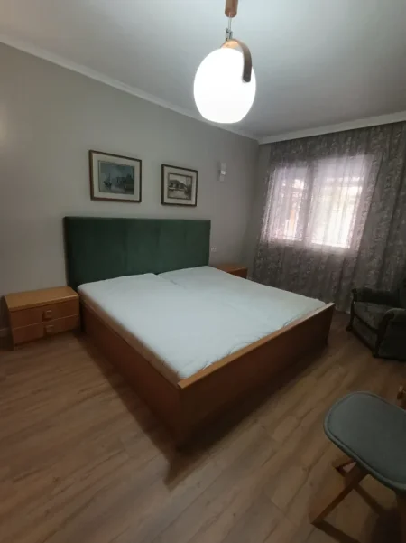 Tirane, jepet me qera apartament 2+1 Kati 1, 75 m² 900 € (blloku)