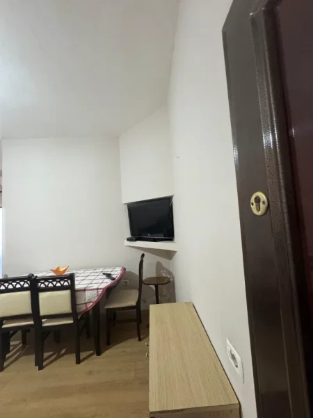 Tirane, jepet me qera apartament 1+1 Kati 3, 60 m² 300 €