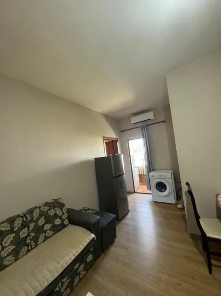 Tirane, jepet me qera apartament 1+1 Kati 3, 60 m² 300 €