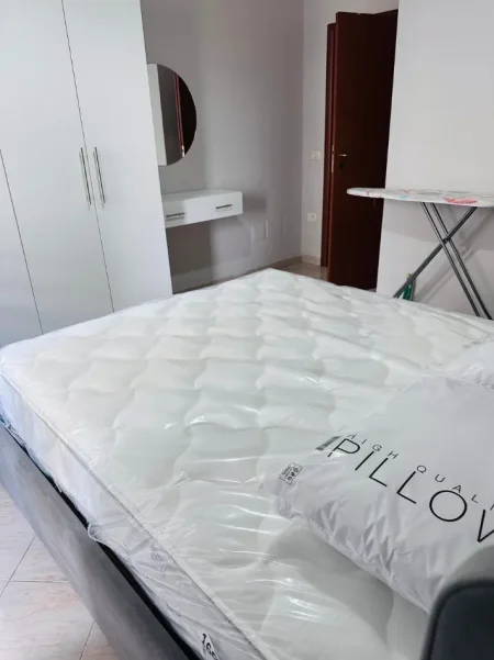 Tirane, jepet me qera apartament 1+1+Ballkon Kati 5, 65 m² 550 € 