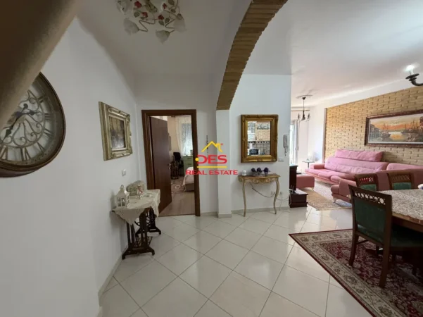 Vlore, shitet apartament 2+1+Ballkon Kati 3, 97 m² 128.000 € (Rruga Demokracia)