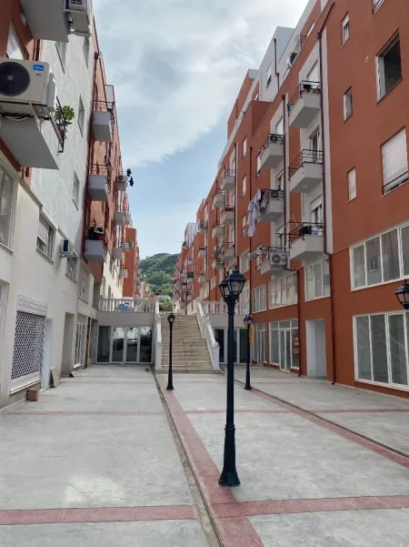 Tirane, jepet me qera apartament 1+1+Ballkon Kati 3, 60 m² 370 € (PRANE XHAMISE)