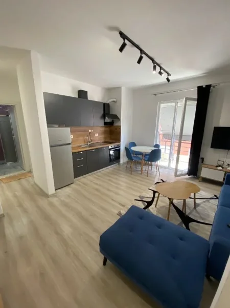 Tirane, jepet me qera apartament 1+1+Ballkon Kati 3, 60 m² 370 € (PRANE XHAMISE)