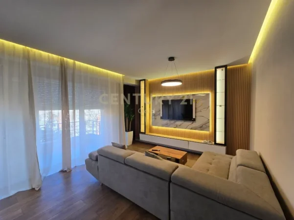 Tirane, jepet me qera apartament 2+1+Ballkon Kati 3, 120 m² 1.200 € (kopshti botanik)