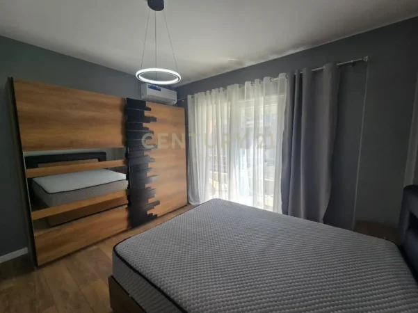 Tirane, jepet me qera apartament 2+1+Ballkon Kati 3, 120 m² 1.200 € (kopshti botanik)