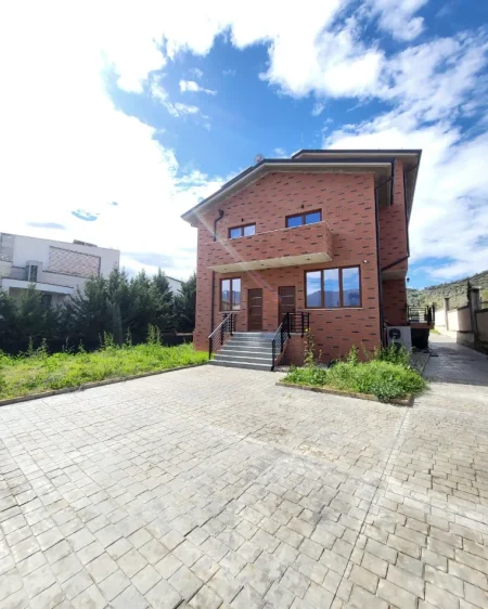 Tirane, jepet me qera Vile 4+1 Kati 3, 500 m² 3.800 € (TEG)