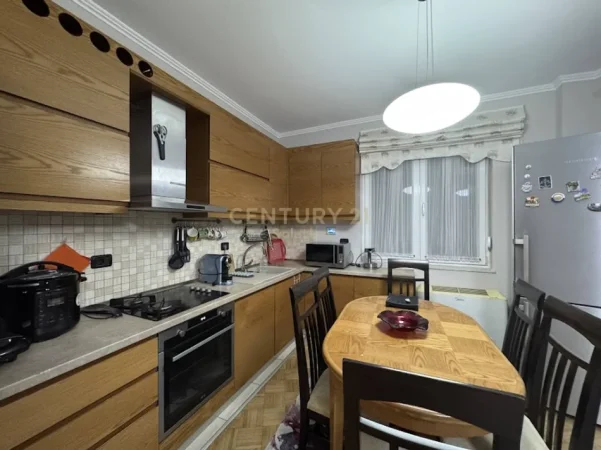 Tirane, jepet me qera apartament 2+1 Kati 7, 105 m² 1.000 € (tirana e re)