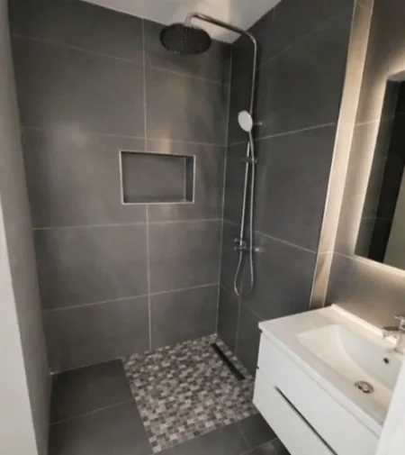 Tirane, jepet me qera apartament 1+1 Kati 3, 70 m² 520 € (Rruga Bedri Karapici)