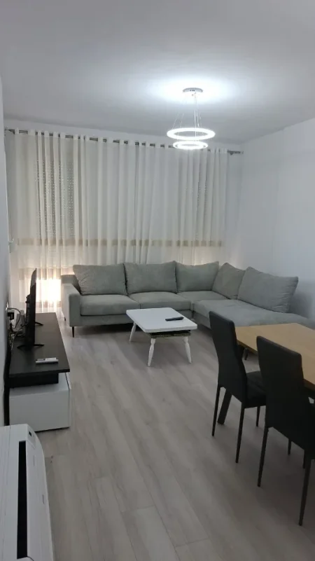 Tirane, jepet me qera apartament 2+1+Ballkon Kati 7, 101 m² 420 € 