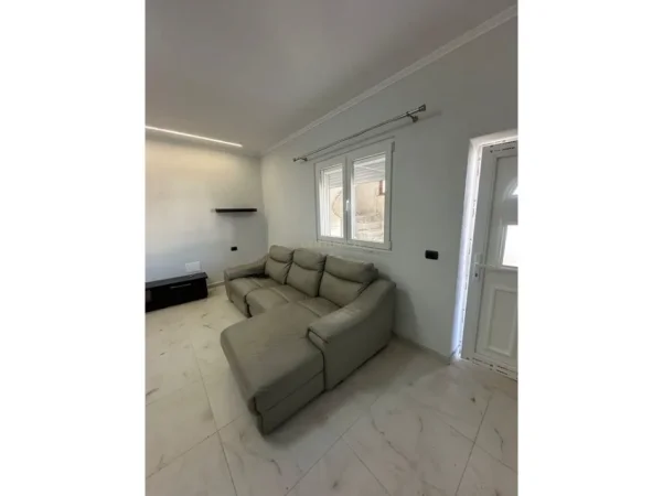 Tirane, jepet me qera apartament 1+1 Kati 2, 62 m² 400 € (jordan misja)