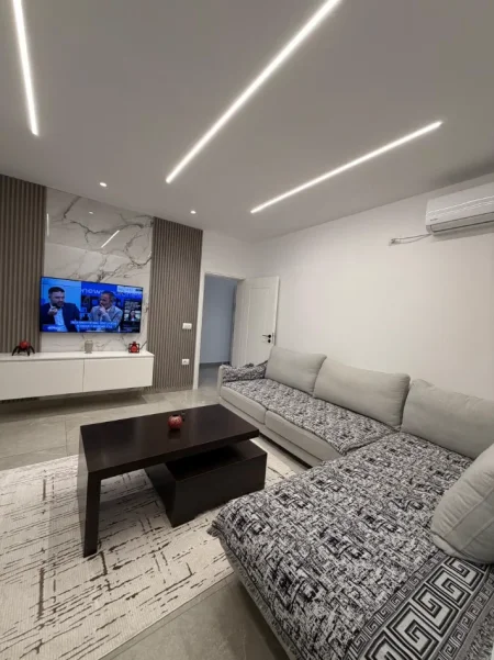 Tirane, jepet me qera apartament 1+1 Kati 1, 60 m² 450 € 