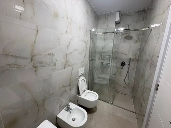 Tirane, jepet me qera apartament 1+1+Ballkon Kati 2, 62 m² 570 € (LAPRAKE)