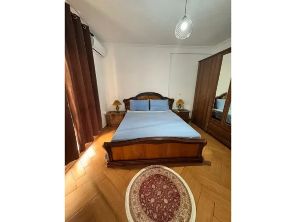 Tirane, jepet me qera apartament 2+1 Kati 9, 120 m² 650 € (RRUGA E BARRIKADAVE)