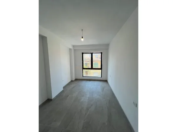 Tirane, jepet me qera ambjent biznesi Kati 1, 97 m² 1.300 € (MYSLYM SHYRI)
