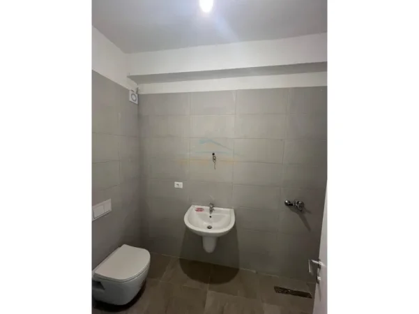 Tirane, jepet me qera ambjent biznesi Kati 1, 97 m² 1.300 € (MYSLYM SHYRI)