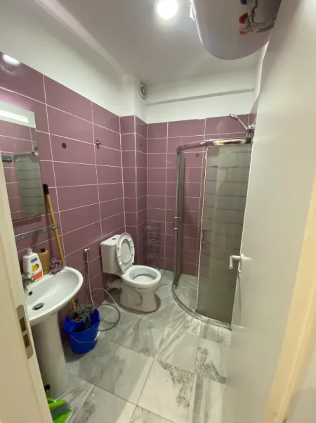 Tirane, jepet me qera apartament 1+1+Ballkon Kati 2, 50 m² 370 € (Selite)