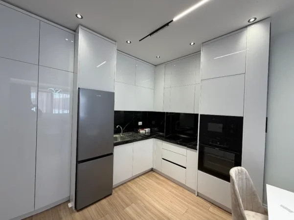 Tirane, jepet me qera apartament 1+1+Ballkon Kati 4, 68 m² 550 € (Rruga Sokrat Miho)