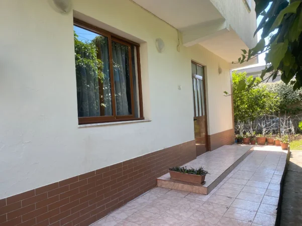 Tirane, jepet me qera apartament 2+1+Ballkon Kati 0, 115 m² 400 € (ne rrugen Pandi Stillu Tirane.)