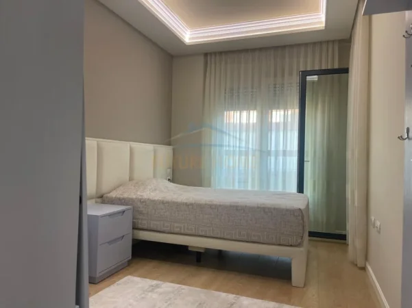 SHITET APARTAMENT 3+1+POST PARKIMI, RRUGA E KOSOVAREVE