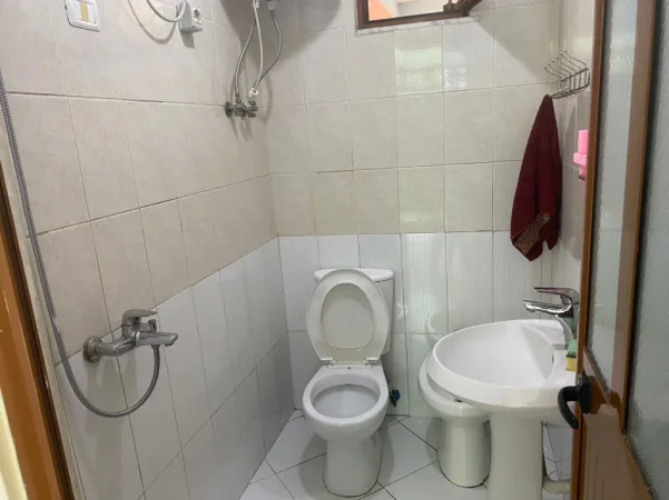 Tirane, jepet me qera apartament 2+1+Ballkon Kati 0, 115 m² 400 € (ne rrugen Pandi Stillu Tirane.)