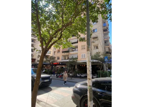 Tirane, jepet me qera apartament 1+1+Ballkon Kati 7, 60 m² 600 € (Komuna Parisit)