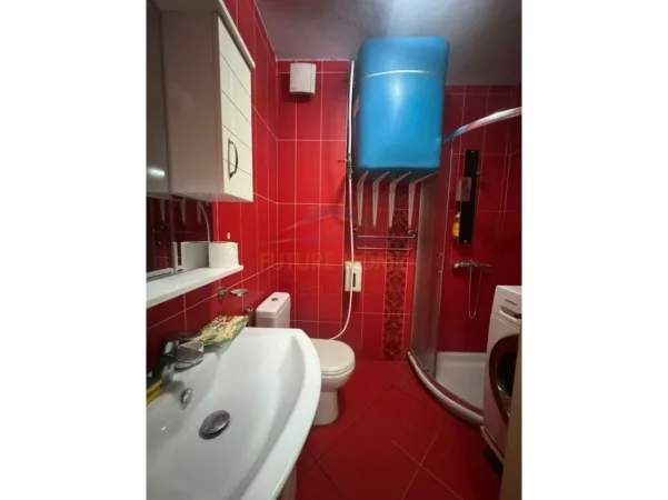 Tirane, jepet me qera apartament 1+1+Ballkon Kati 4, 47 m² 400 € (Unaza e Re)