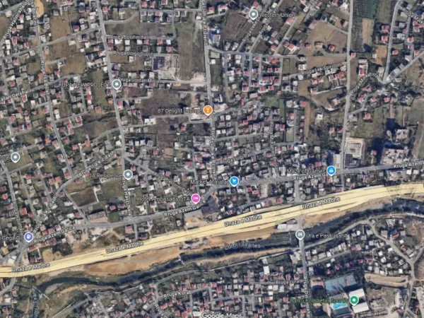 Tirane, jepet me qera dyqan , 80 m² 1.000 € (paskuqan)