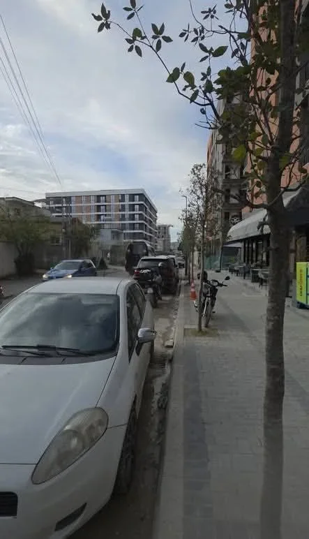 Tirane, jepet me qera dyqan , 80 m² 1.000 € (paskuqan)