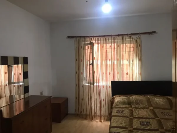 Tirane, jap me qera garsonier 1+1 Kati 0, 28 m² 150 € (afer rruges 5 maji Tirane.)