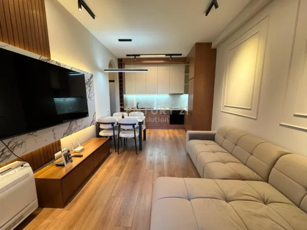 Tirane, shitet apartament 1+1 Kati 4, 59 m² 155.000 € (pallati me shigjeta)