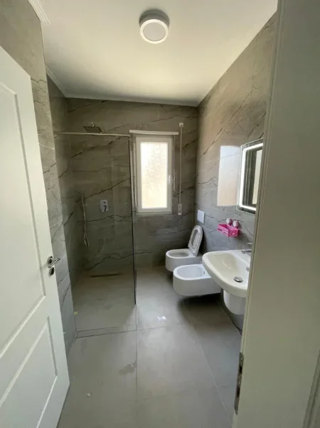 Tirane, jepet me qera apartament 2+1+Ballkon Kati 3, 102 m² 550 € (Rr. Sokrat Miho)