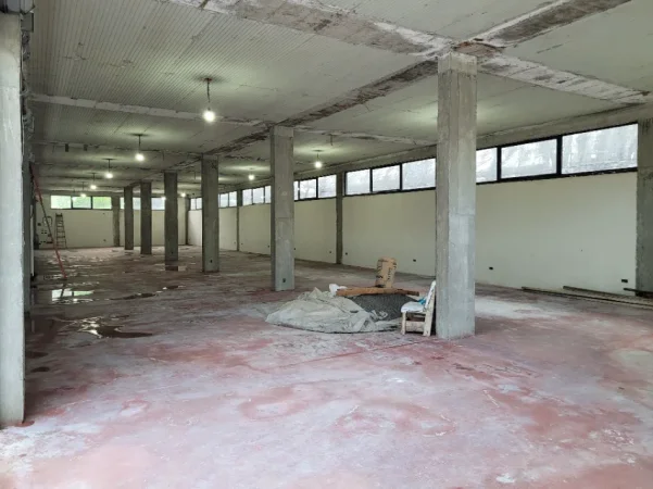 Elbasan, jepet me qera ambjent biznesi , 430 m² 1.100 € 