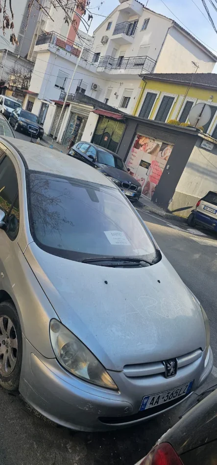 Tirane, shitet makine Peugeot 307 Nafte, 120.000 Lek