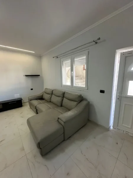 Tirane, jepet me qera apartament 1+1 Kati 2, 65 m² 400 € (Jordan Misja prane Kontaktit)