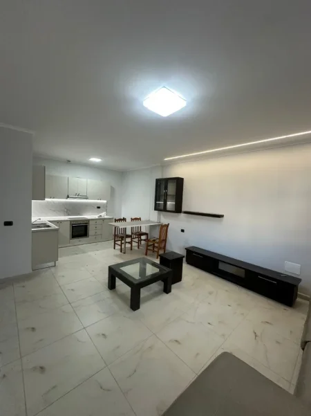 Tirane, jepet me qera apartament 1+1 Kati 2, 65 m² 400 € (Jordan Misja prane Kontaktit)