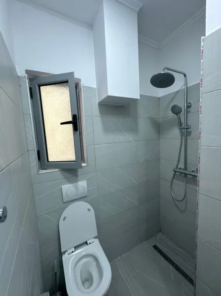 Tirane, jepet me qera apartament 1+1 Kati 2, 65 m² 400 € (Jordan Misja prane Kontaktit)