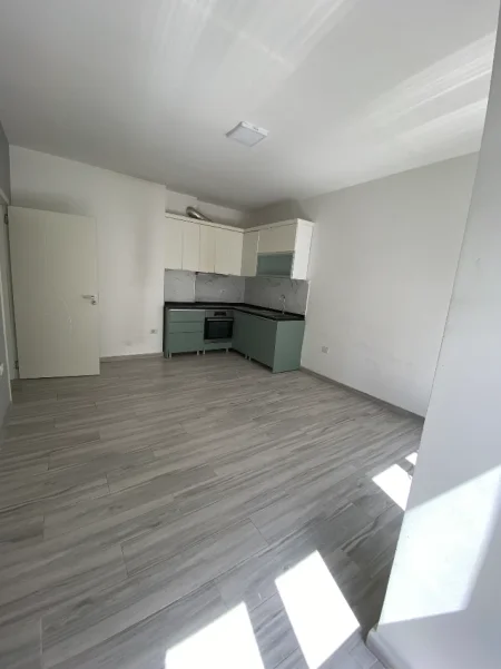 Tirane, jepet me qera apartament 1+1 Kati 2, 400 € (Mbrapa Concord Center, rruga 5 maji)