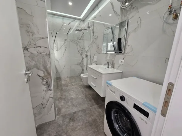 Tirane, jepet me qera apartament 2+1+Ballkon Kati 7, 85 m² 900 € (Zog i Zi)