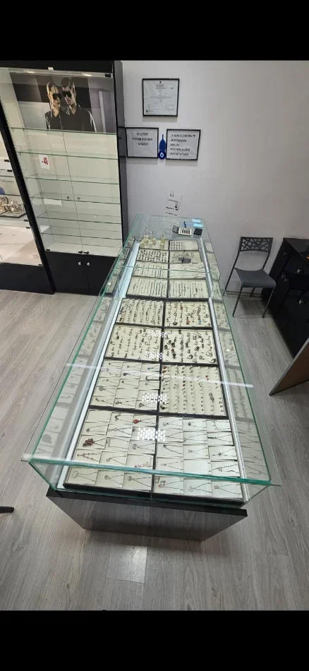 Tirane, shes Tavoline xhami per dyqan ose biznes 700 €