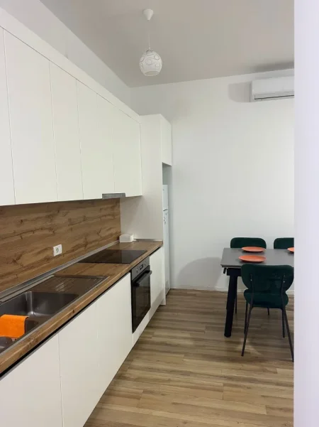Tirane, jepet me qera apartament 1+1 , 70 m² 500 € 