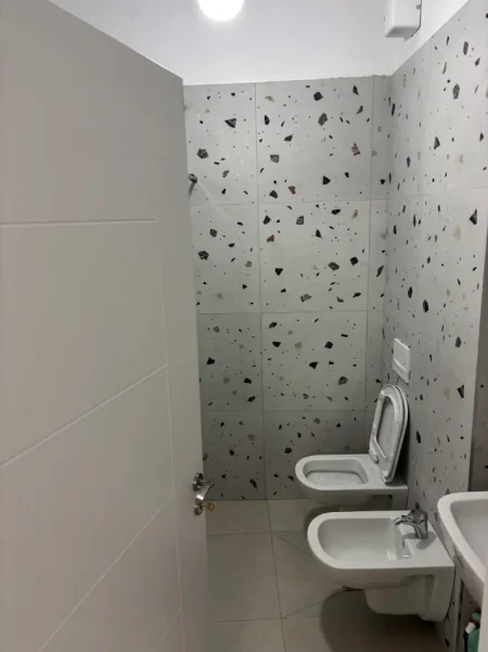 Tirane, jepet me qera apartament Kati 7, 78 m² 550 € (Pallatet arb-trans)