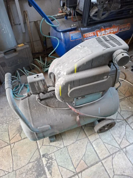 Tirane, Shitet kompresor ajri 25 litrosh 50 €