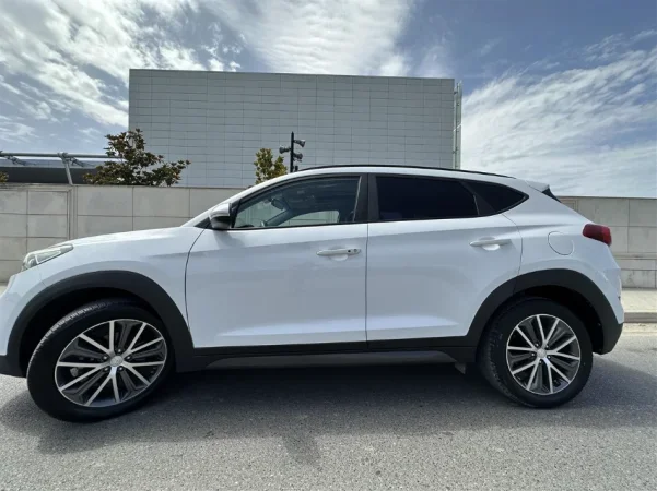 Tirane, shes SUV Hyundai Tucson Premium Nafte, e bardhë automatik Kondicioner 168.000 km 10.500 €