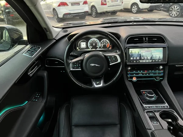 Tirane, shitet makine Jaguar F pace Nafte, gri e erret automatik Kondicioner 180 km 14.900 €