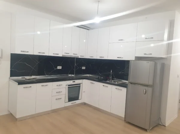 Tirane, jepet me qera apartament 3+1 Kati 7, 450 € (kombinat)