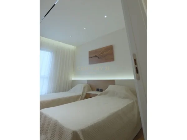 Tirane, shitet apartament 2+1 Kati 8, 101 m² 250.000 € (pallati me shigjeta)