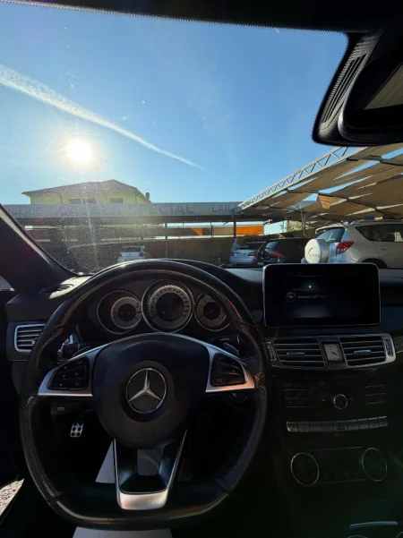 Tirane, shitet makine Mercedes CLS 4.0 AMG Benzin, e zeze automatik Klima 220.000 km 17.000 €